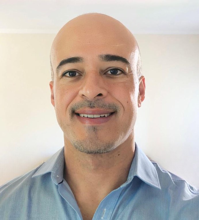 Adilson _ site DEQ.jpg.jpeg Foto de Adilson José da Silva, um homem de pele branca, levemente calvo, com cabelos lisos e curtos. Tanto seus cabelos quanto seus olhos são castanhos. Ele usa uma camiseta preta.
