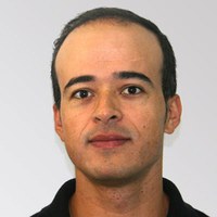 Adilson+José+da+Silva.jpg Foto de Adilson José da Silva, um homem de pele branca, levemente calvo, com cabelos lisos e curtos. Tanto seus cabelos quanto seus olhos são castanhos. Ele usa uma camiseta preta.