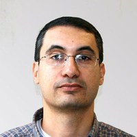 André+Bernardo.jpg Foto de André Bernardo, um homem de pele branca, com cabelos lisos e curtos. Seus olhos são castanhos bem escuros e seus cabelos castanhos estão levemente grisalhos nas laterais. Ele está de óculos de grau com armação retangular pequena e prateada, e usa uma camisa xadrez por cima de uma camiseta branca.