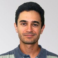 Antonio+Carlos+Luperni+Horta.jpg Foto de Antonio Carlos Luperni Horta, um homem de pele branca, com cabelos curtos mais volumosos no topo da cabeça, e barba cerrada. Seus cabelos e olhos são castanhos. Ele usa uma camisa cinza com uma faixa verde clara e sorri.