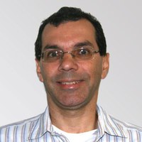 Antonio+José+Gonçalves+da+Cruz.jpg Foto de Antonio José Gonçalves da Cruz, um homem de pele branca e cabelos castanhos curtos levemente calvos nas laterais. Ele tem olhos claros e usa óculos de grau com armação retangular pequena e prateada, uma camisa de listras por cima de uma camiseta branca, e sorri.