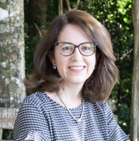 Cristiane+Sanchez+Farinas.png Foto de Cristiane Sanchez Farinas, uma mulher de pele branca, com cabelos lisos e volumosos na altura dos ombros. Seus cabelos e olhos são castanhos. Ela usa óculos de grau com armação de lentes ovais, estilo gatinho, brincos pequenos, colar prata, blusa com estampa xadrez e sorri.