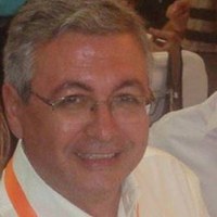 Edson+Luiz+Silva.jpg Foto de Edson Luiz Silva, um homem de pele branca, com cabelos grisalhos lisos e curtos. Ele está de óculos de grau com armação oval e prateada, usa uma camisa branca e sorri.