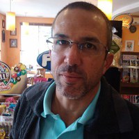 Fábio+Bentes+Freire.jpg Foto de Fábio Bentes Freire, um homem de pele branca, levemente calvo, com cabelos curtos. Tanto seus cabelos quanto seus olhos são castanhos. Ele está de óculos de grau com armação oval e prateada, e usa uma camisa polo azul clara com um agasalho cinza por cima.