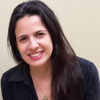 Fernanda+Perpétua+Casciatori.jpg Foto de Fernanda Perpétua Casciatori, uma mulher de pele branca, com cabelos lisos e longos. Seus cabelos e olhos são castanhos escuros. Ela usa brincos e colar, um blazer risca de giz e sorri.