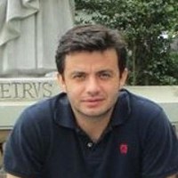 Francisco+Guilherme+Esteves+Nogueira.jpg Foto de Francisco Guilherme Esteves Nogueira, um homem de pele branca, com cabelos curtos penteados para o lado direito e barba cerrada. Seus cabelos e olhos são castanhos escuros. Ele usa uma camisa polo azul marinho.