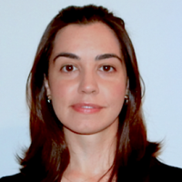 Gabriela+Cantarelli+Lopes.png Foto de Gabriela Cantarelli Lopes, uma mulher de pele branca, com cabelos lisos na altura dos ombros. Seus cabelos e olhos são castanhos claros. Ela usa brincos pequenos, blusa preta e sorri.