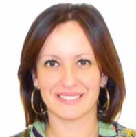 janaina+gomes.png Foto de Janaina Fernandes Gomes, uma mulher de pele branca, com cabelos castanhos claros, lisos e curtos. Seus olhos são castanhos e ela usa brincos argola, uma camisa de gola verde e floral e sorri.