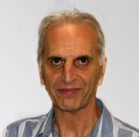 José+Mansur+Assaf.jpg Foto de José Mansur Assaf, um homem de pele branca, com cabelos grisalhos lisos e levemente calvos. Seus olhos são castanhos. Ele usa uma camisa azul claro com listras.