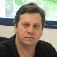 Luís+Augusto+Martins+Ruotolo.jpg Foto de Luís Augusto Martins Ruotolo, um homem de pele branca, com cabelos castanhos claros curtos mais volumosos na parte de cima. Seus olhos são verdes. Ele usa uma camisa polo preta.