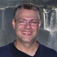 Marcelo+Perencin+de+Arruda+Ribeiro.jpg Foto de Marcelo Perencin de Arruda Ribeiro, um homem de pele branca, com cabelos curtos e grisalhos. Ele está de óculos de grau com armação retangular pequena e prateada, usa uma camiseta azul marinho e sorri.