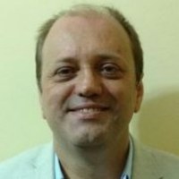 Paulo+Waldir+Tardioli.jpg Foto de Paulo Waldir Tardioli, um homem de pele branca, calvo, com cabelos lisos, curtos e loiros. Seus olhos são verdes. Ele usa uma camisa clara com um paletó bege por cima e sorri.