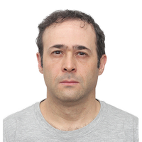 Ruy+de+Sousa+Júnior.jpg Foto de Ruy de Sousa Júnior, um homem de pele branca, levemente calvo, com cabelos castanhos curtos e barba cerrada. Seus olhos são castanhos, e ele usa uma camiseta cinza.