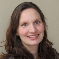 Vádila+Giovana+Guerra+Béttega.jpg Foto de Vádila Giovana Guerra Béttega, uma mulher de pele branca, com cabelos levemente ondulados na altura dos ombros. Seus cabelos são castanhos e seus olhos são verdes. Ela usa aparelho ortodôntico e sorri.